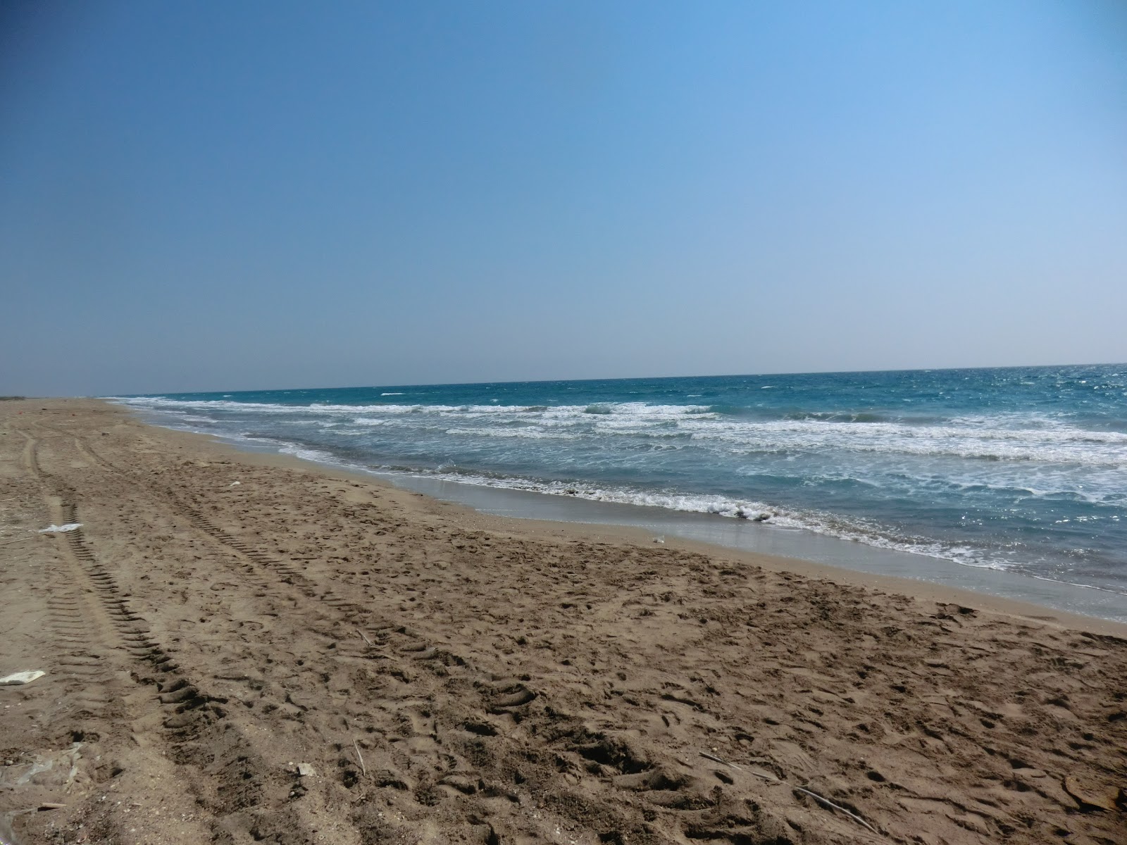 Foto di Tasucu beach II con una superficie del sabbia luminosa