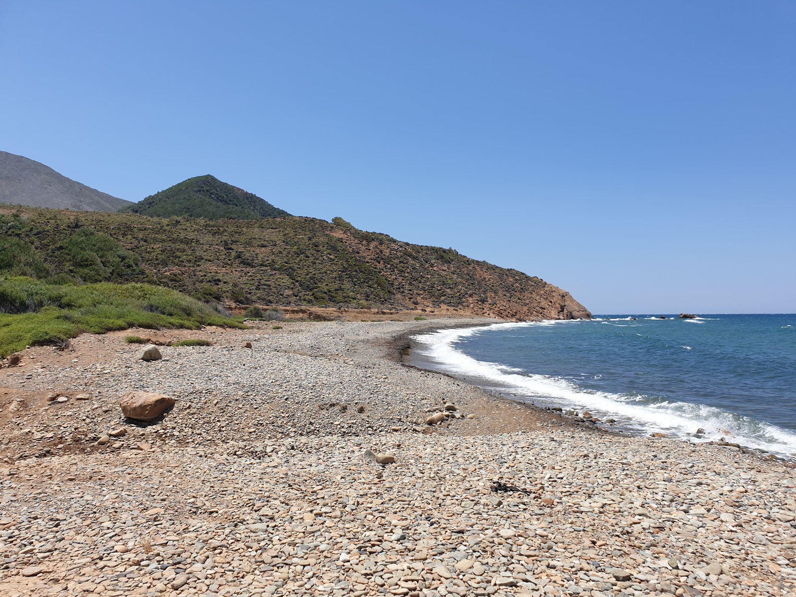 Foto de Marmaros Plaji con arena brillante y rocas superficie