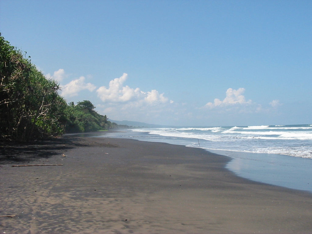 Φωτογραφία του Mekayu Beach με καφέ άμμος επιφάνεια