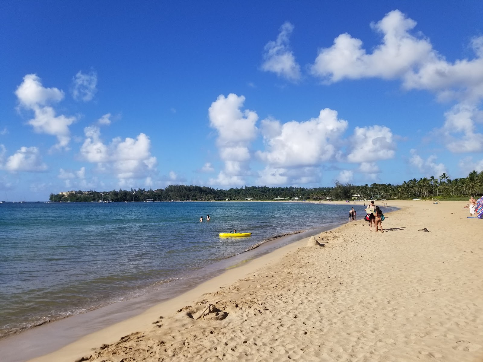 Hanalei Beach的照片 带有碧绿色纯水表面