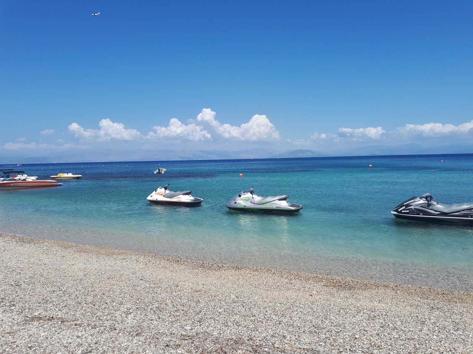 Foto van Strand van Agios Ioannis Peristeron met ruim strand