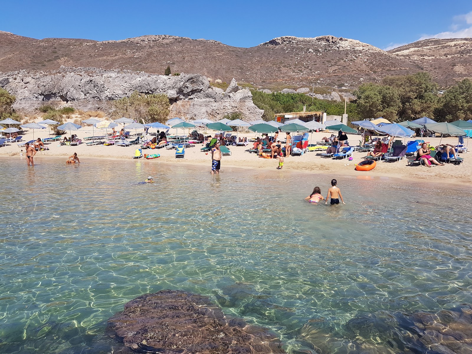 Küçük Falasarna Plajı'in fotoğrafı uçurumlarla desteklenmiş