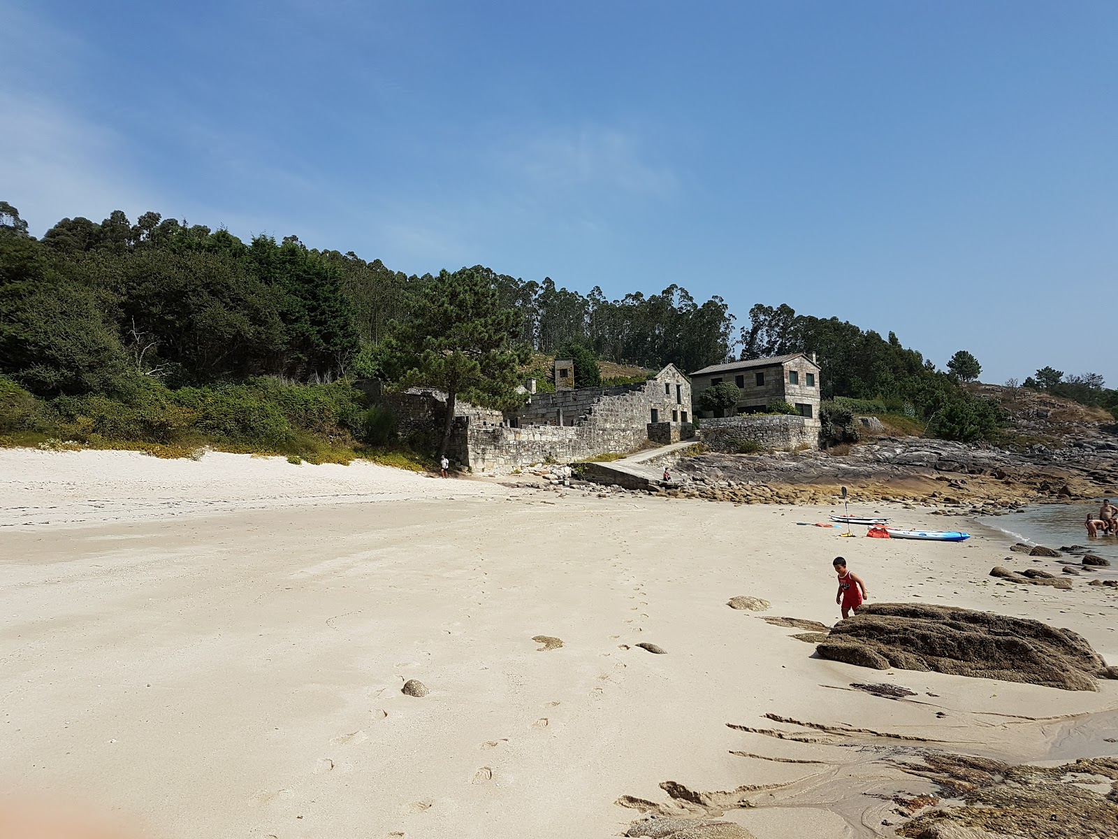 Photo de Praia de Temperan avec l'eau cristalline de surface