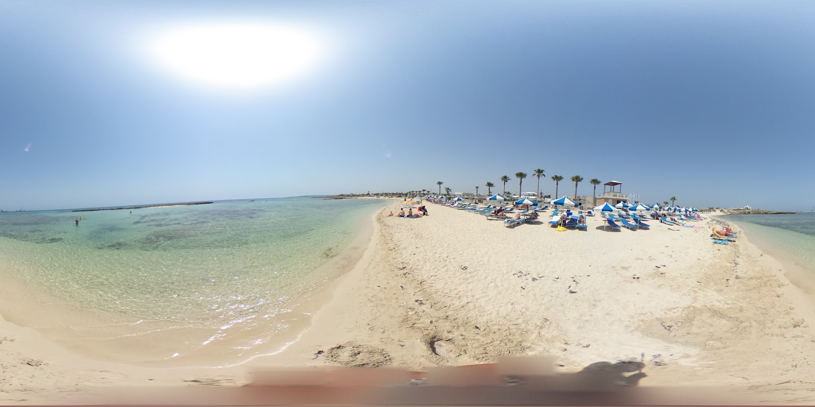 Foto av Ayia Thekla Stranden med turkos rent vatten yta
