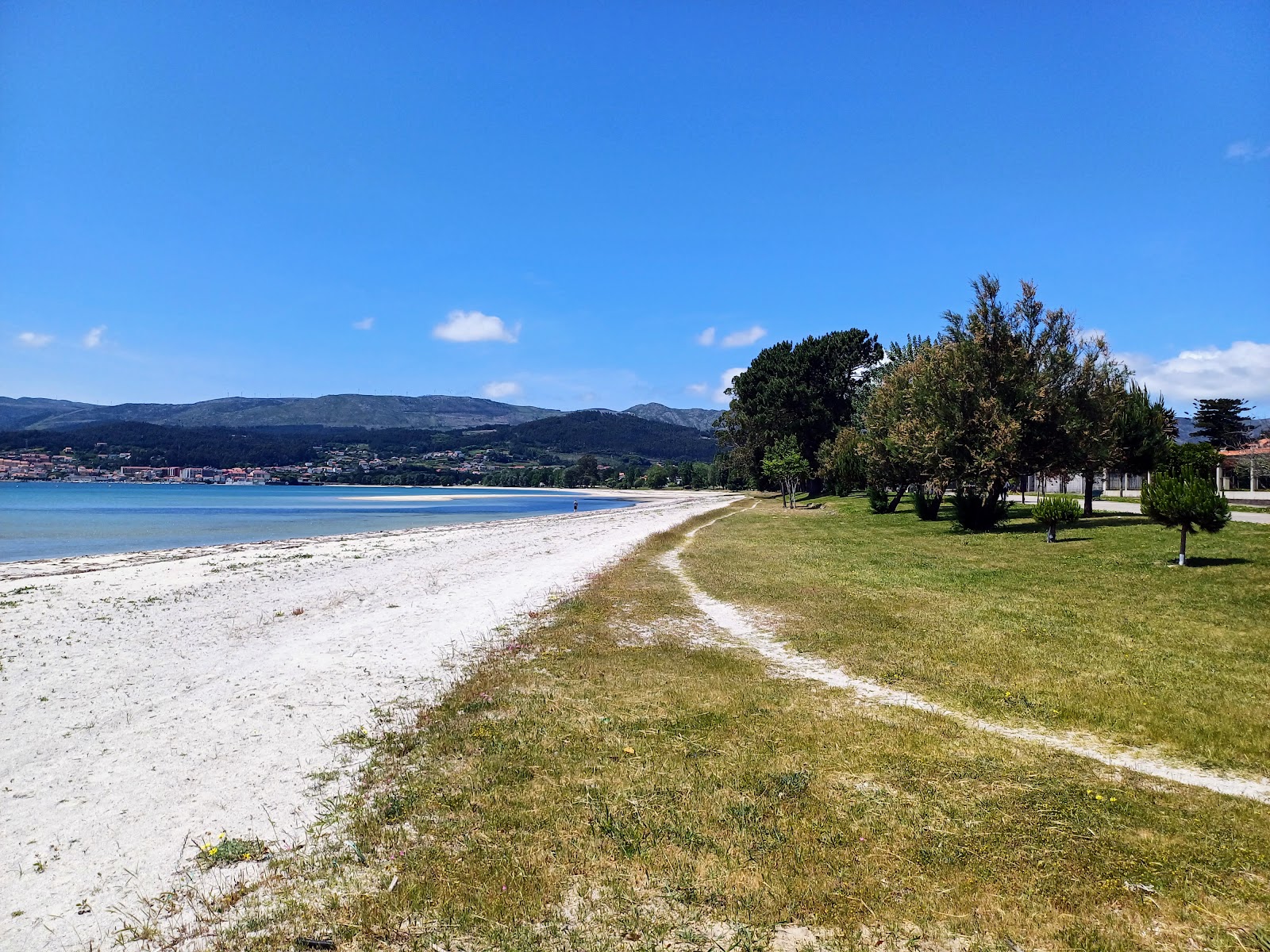 Photo de Barrana Beach avec rivage droit, long