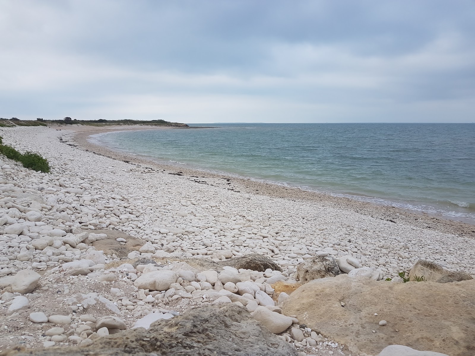 Foto af Plage Du Roux med hvid sten overflade