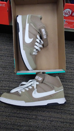 Shoe Store «Famous Footwear», reviews and photos, 2100 Snelling Ave N, Roseville, MN 55113, USA