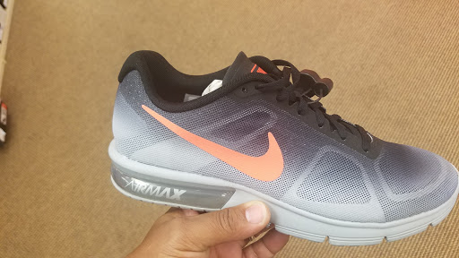 Shoe Store «Famous Footwear», reviews and photos, 3541 Washington Blvd, Baltimore, MD 21227, USA