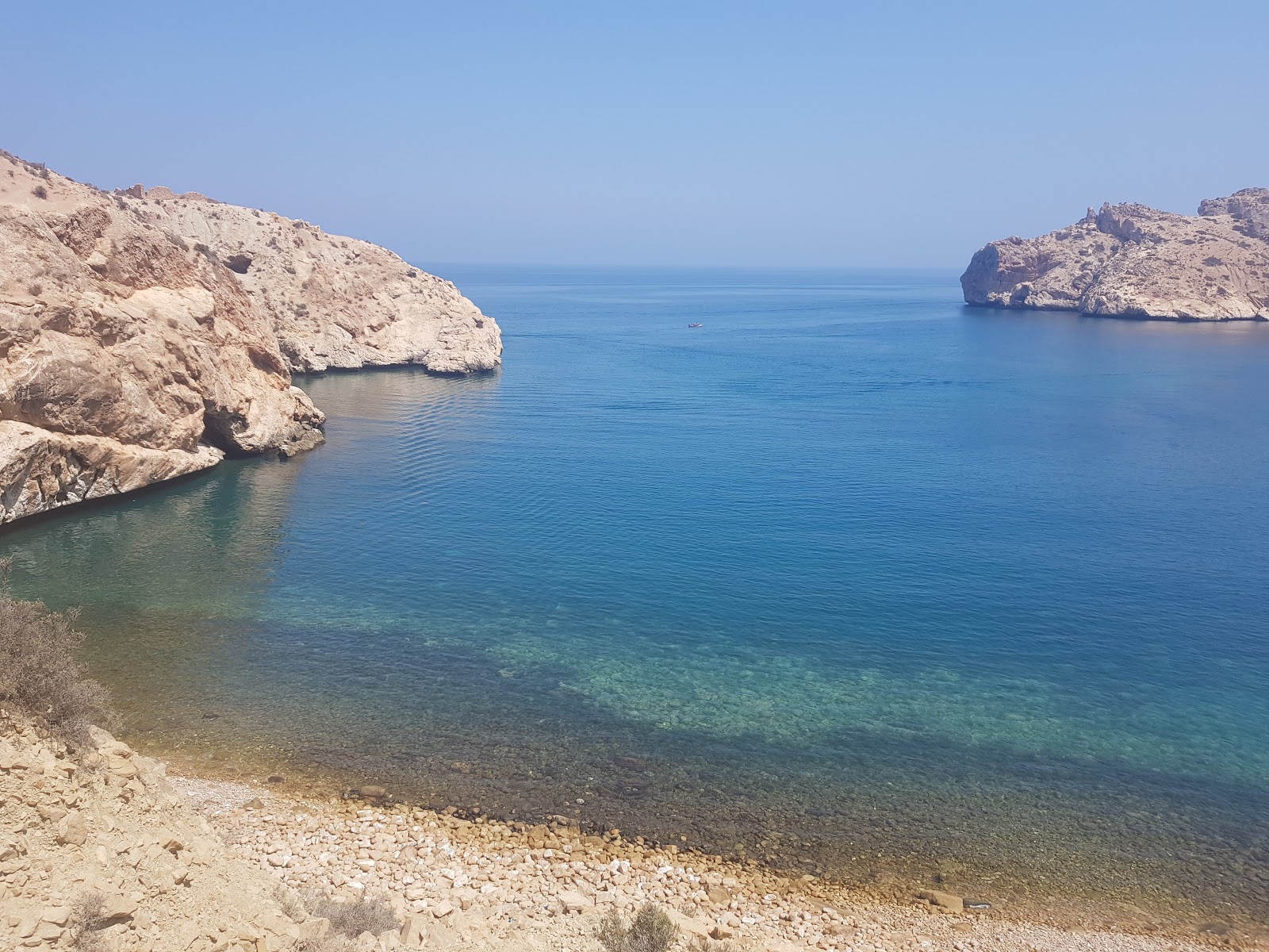 Fotografija Marsdar beach z prostorni večplastni zalivi