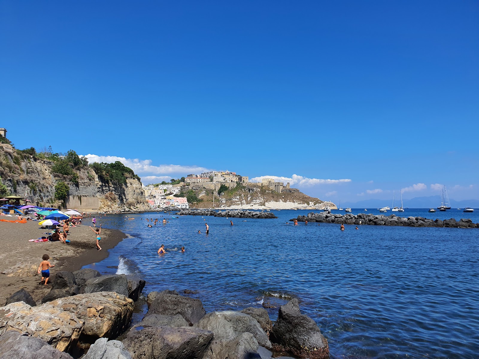 Chiaia Beach'in fotoğrafı geniş bir kıyı şeridi ile birlikte
