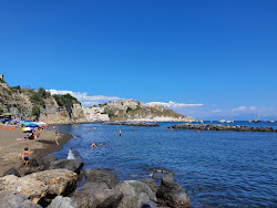Chiaia Beach'in fotoğrafı geniş bir kıyı şeridi ile birlikte