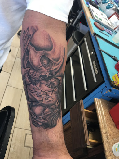 Explore father and daughter tattoos ideas, creative tattoo ideas in Houston, available at Orlandos Tattoo Studio