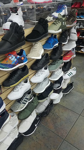 Shoe Store «Outlet Shoes & Rugs», reviews and photos, 221 E Ledbetter Dr, Dallas, TX 75216, USA