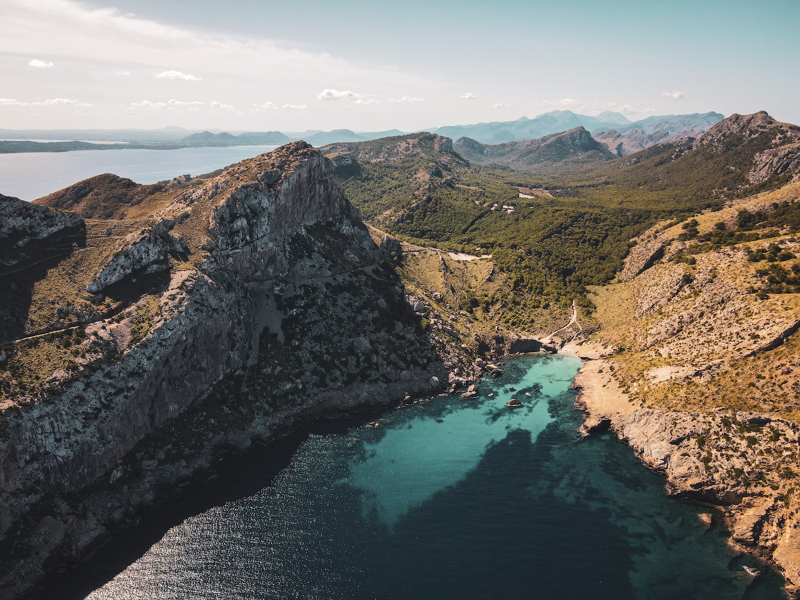 Cala Figuera'in fotoğrafı dağlarla çevrili