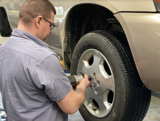 Auto Repair Shop «Lakewood Automotive LLC», reviews and photos, 611 W Lakewood Blvd, Holland, MI 49424, USA