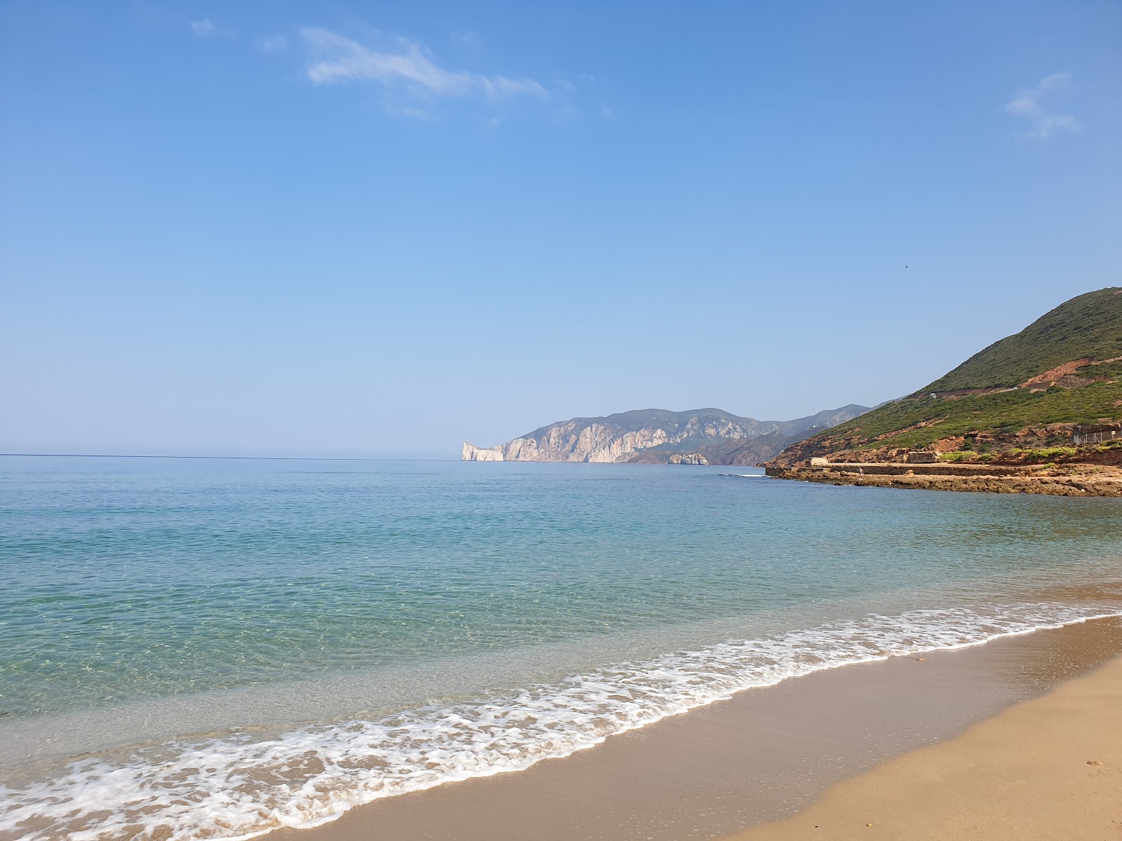 Foto de Praia de Fontanamare com areia fina e brilhante superfície