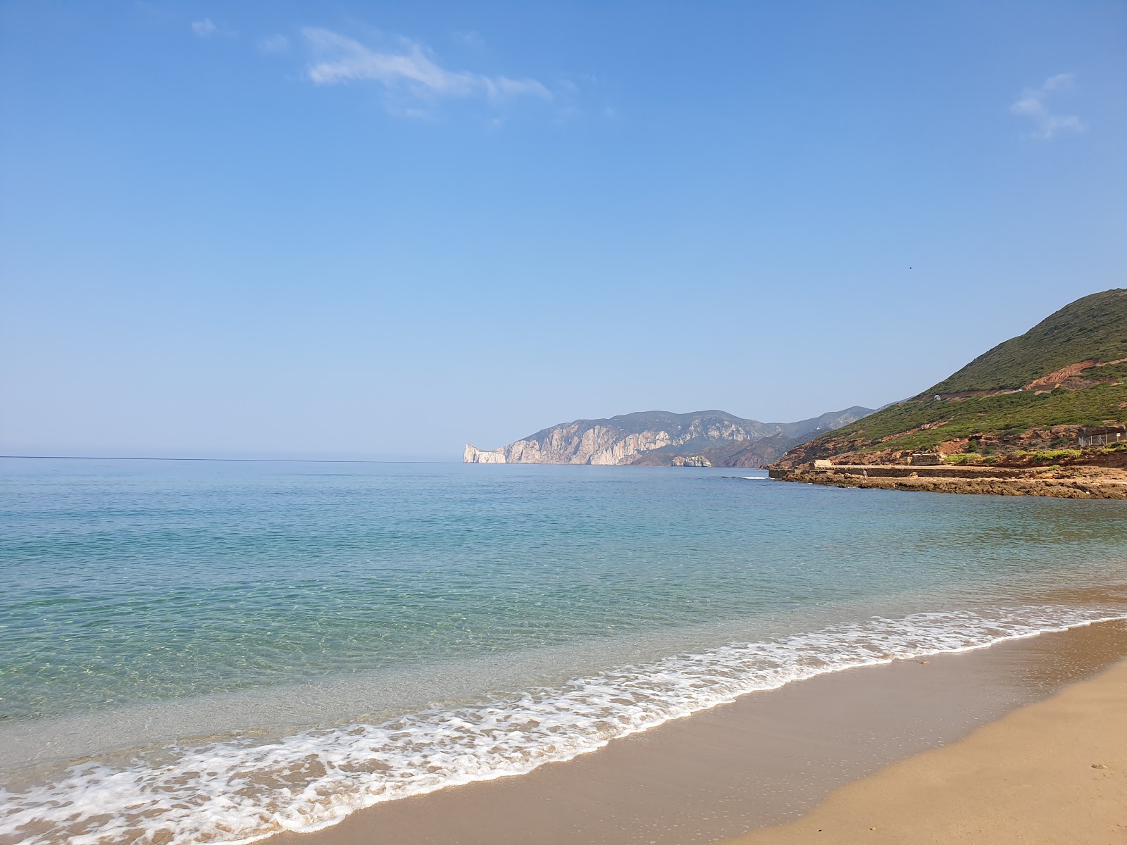 Photo de Plage de Fontanamare avec sable fin et lumineux de surface