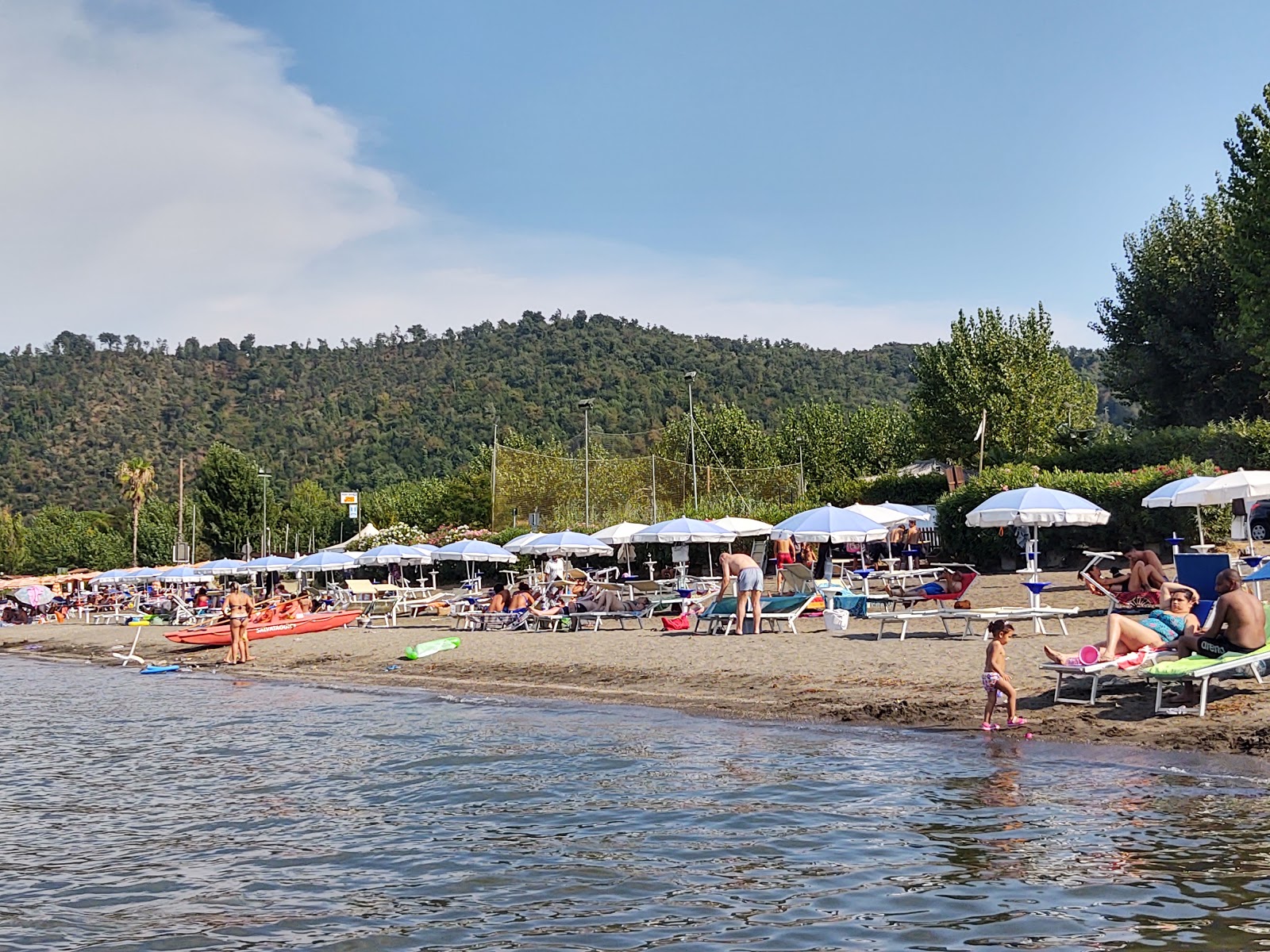 Spiaggia Vigna di Valle'in fotoğrafı - rahatlamayı sevenler arasında popüler bir yer