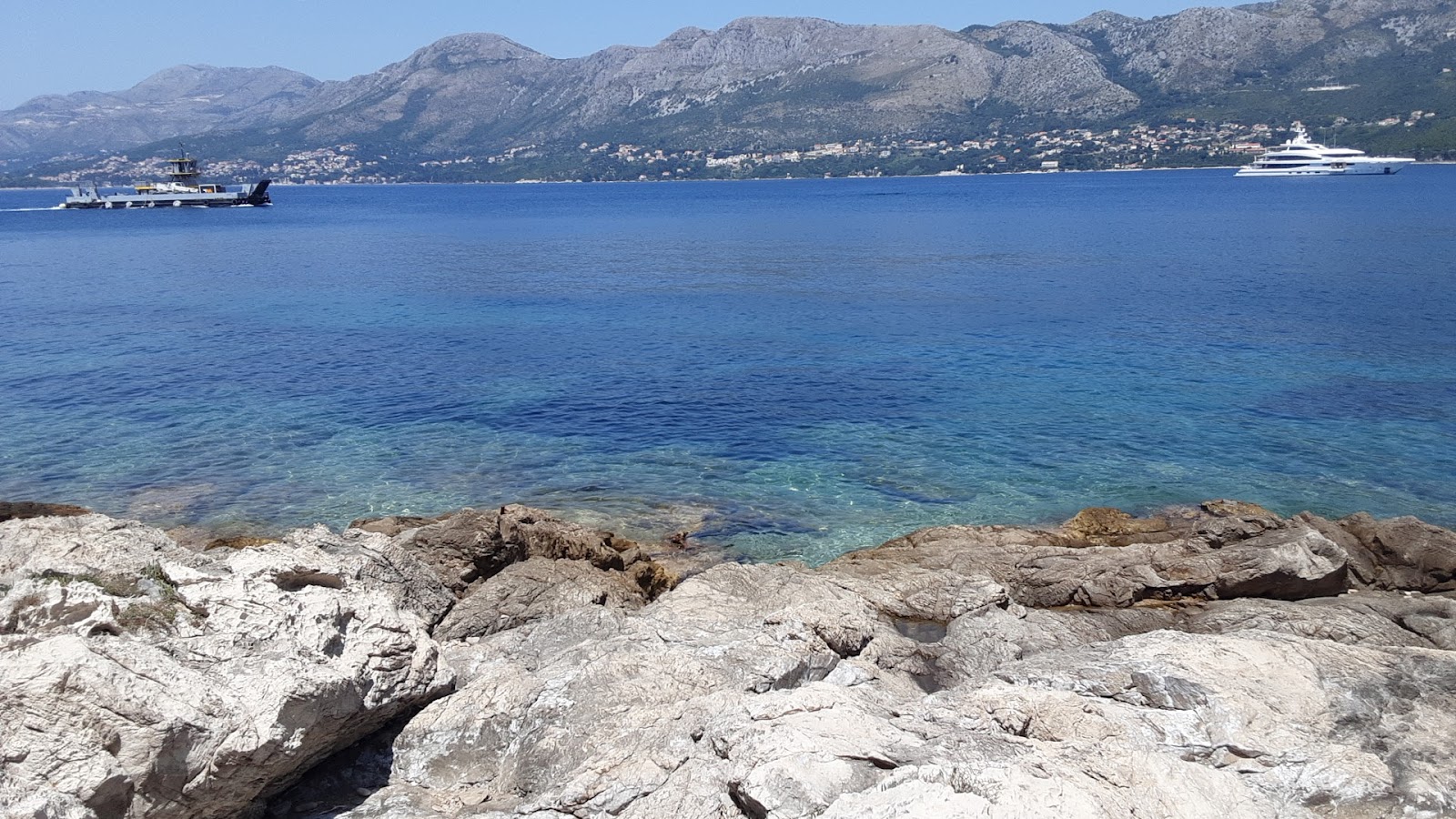 Beach Kljucice'in fotoğrafı dağlarla çevrili