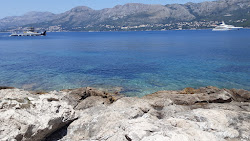 Beach Kljucice'in fotoğrafı dağlarla çevrili