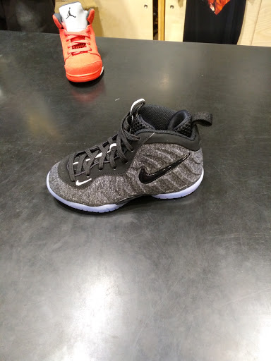 Shoe Store «Footaction», reviews and photos, 3931 7th Street Rd, Louisville, KY 40216, USA