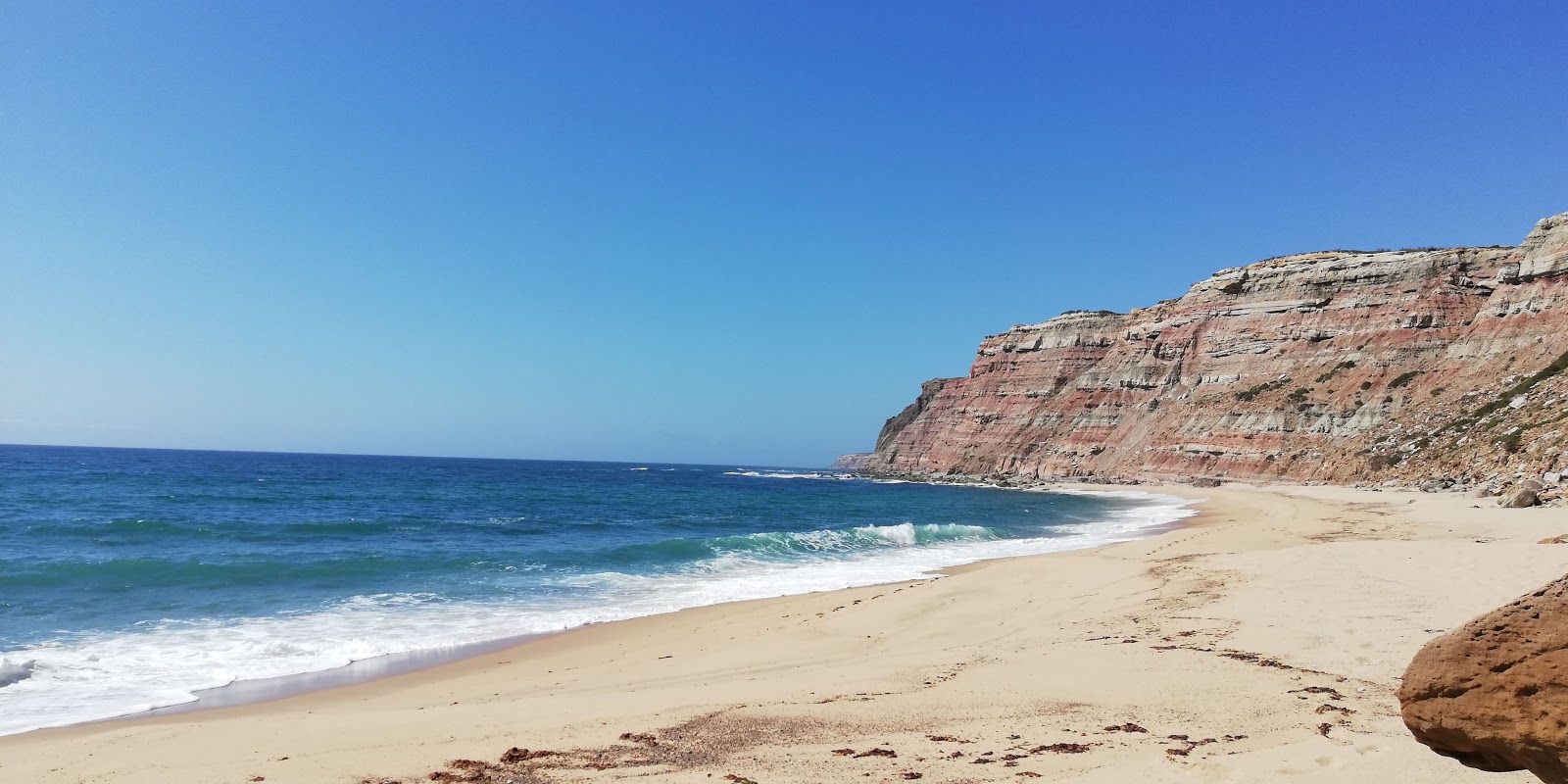 Foto von Praia da Escadinha mit beiger sand Oberfläche