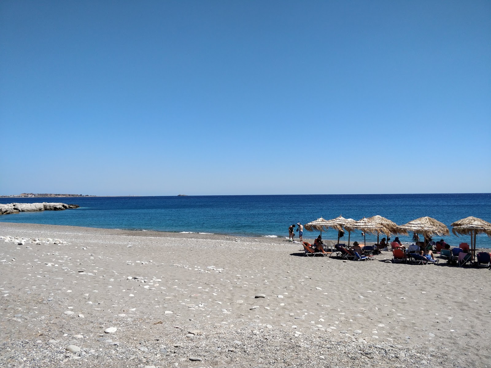 Foto von Alonaki mit türkisfarbenes wasser Oberfläche