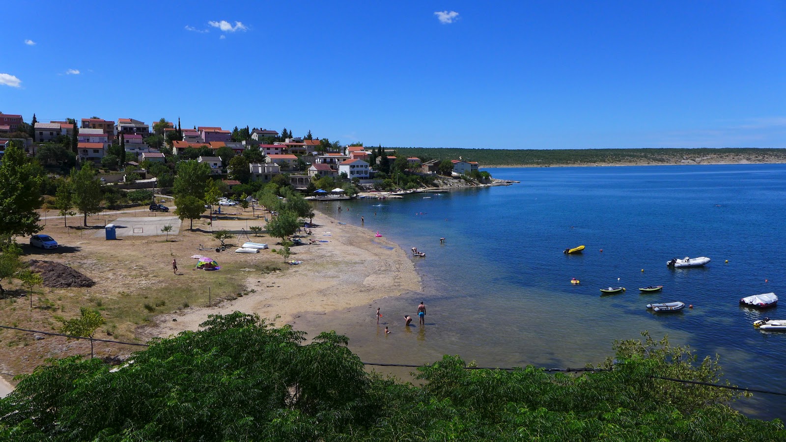 Foto av Dumicina beach omgiven av klippor