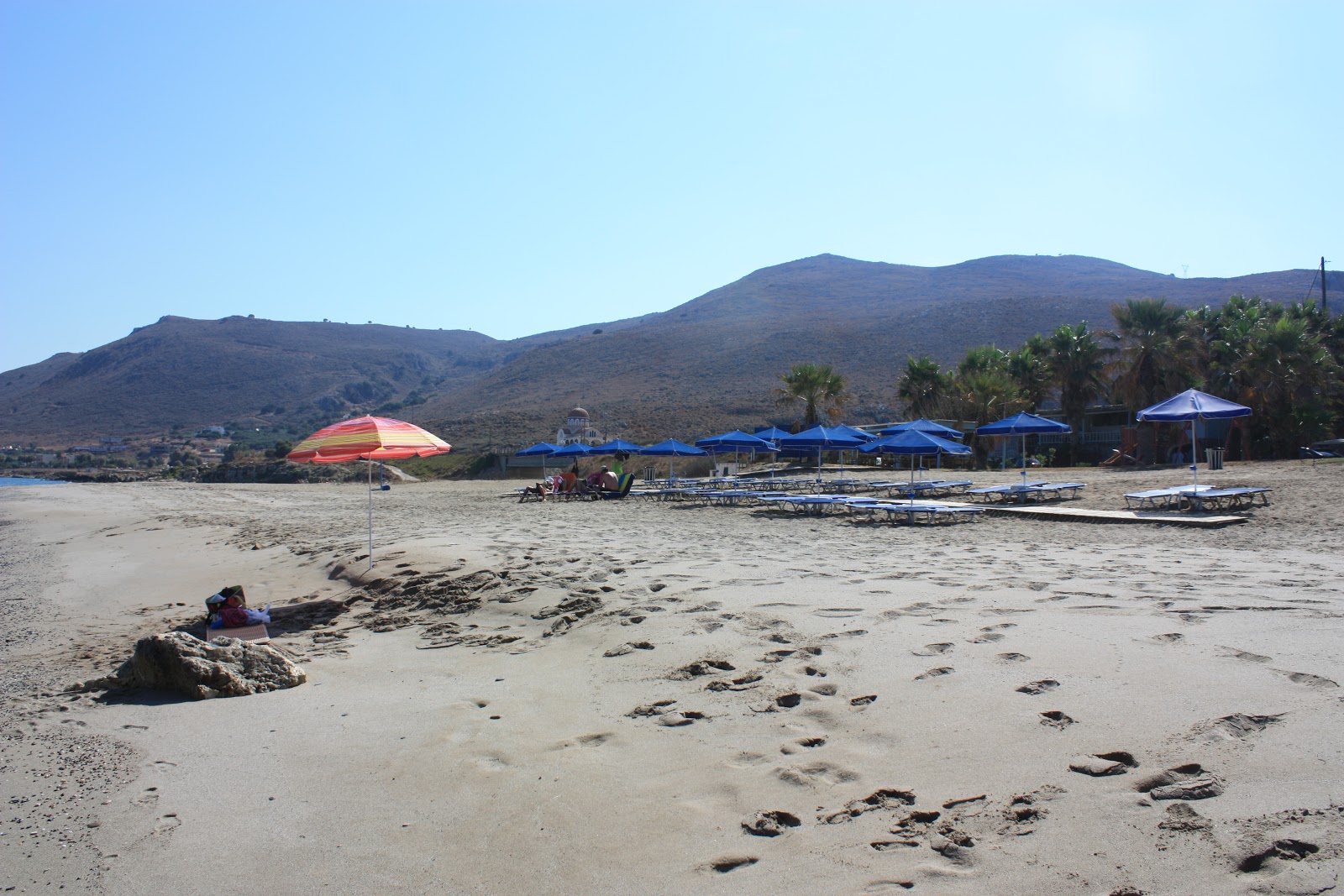 Photo de Episkopi beach protégé par des falaises