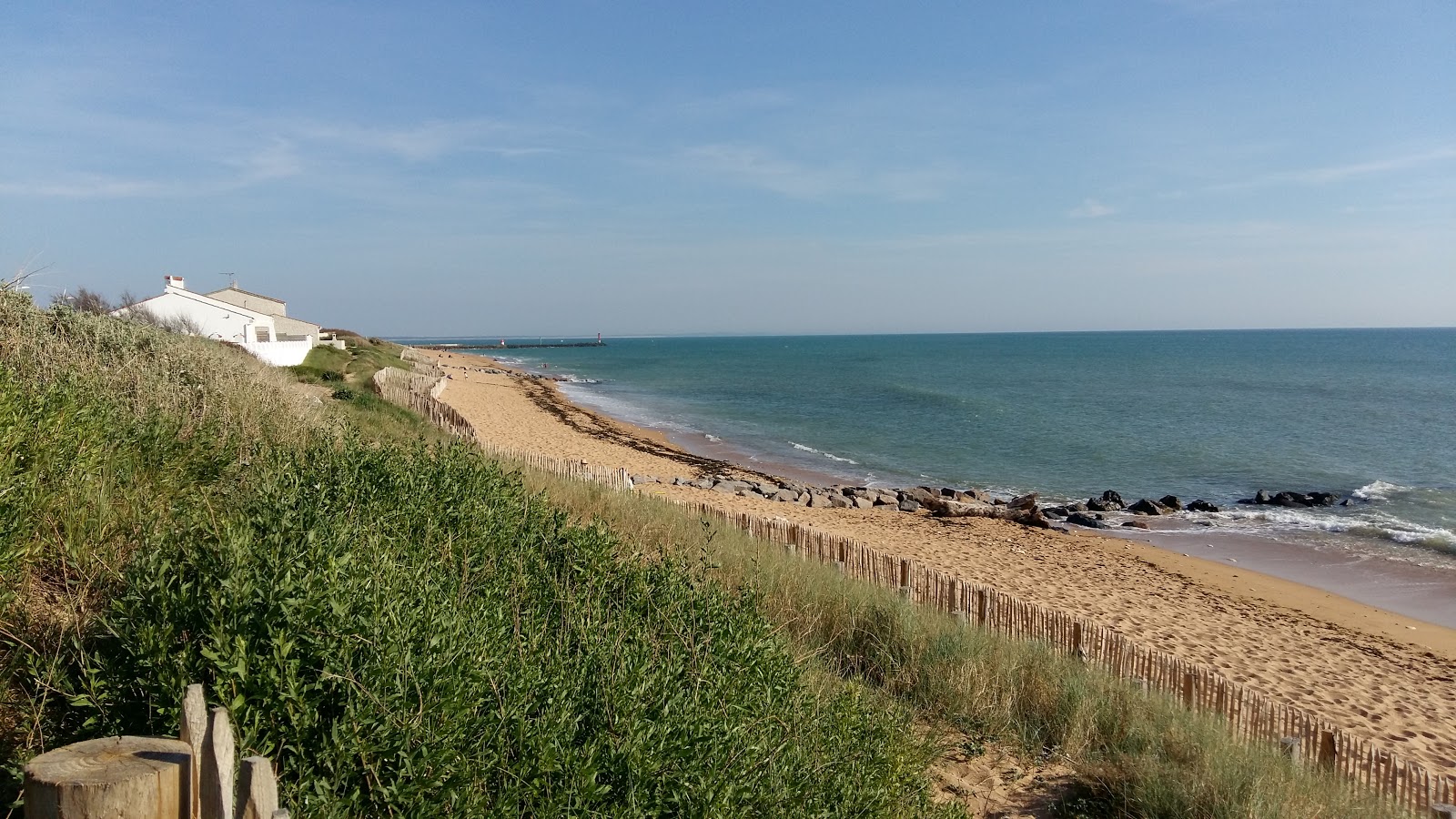 Photo de La Cotiniere Beach avec rivage droit, long