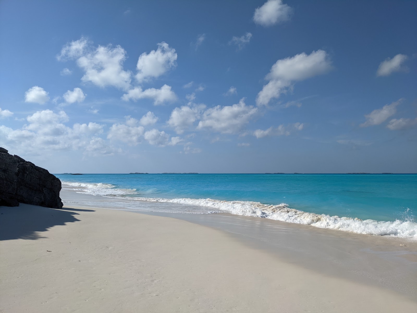Photo de Sea Escape beach avec sable fin blanc de surface
