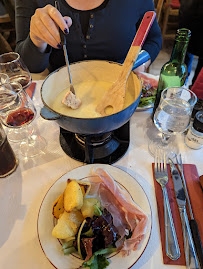 Plats et boissons du Restaurant français Le Vieux Bistrot : Spécialité Fromage, Fondue , Raclette, Pierrades à Paris - n°11