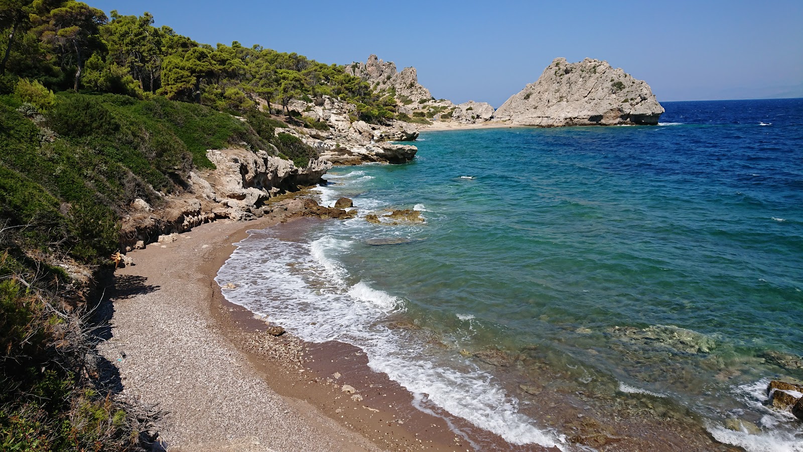 Sterna beach'in fotoğrafı dağlarla çevrili