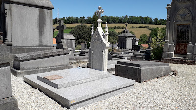 Parking du cimetière à Aumale