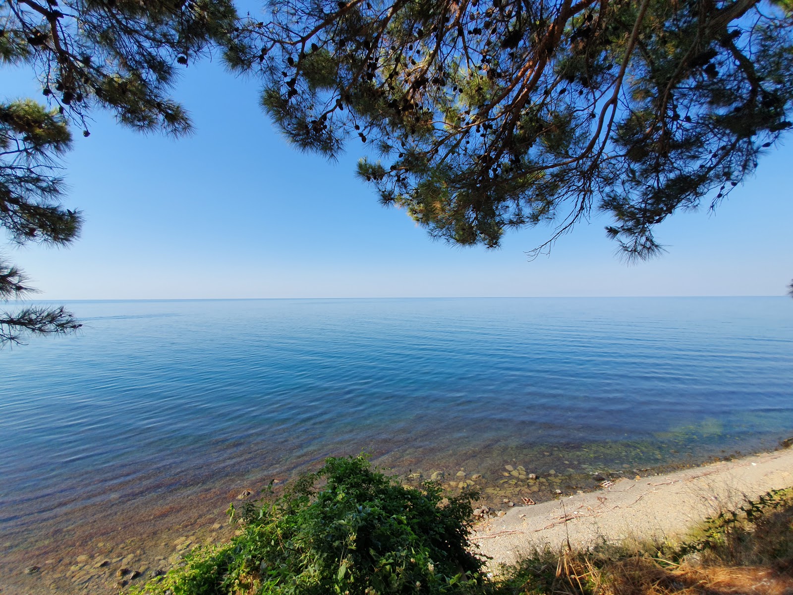 Fotografie cu Elektron beach cu o suprafață de apa pură turcoaz