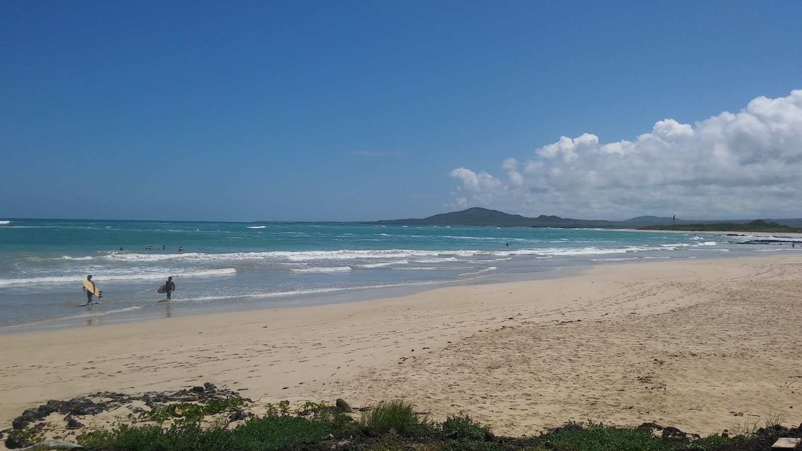 Foto di Puerto Villamil Beach con una superficie del acqua cristallina