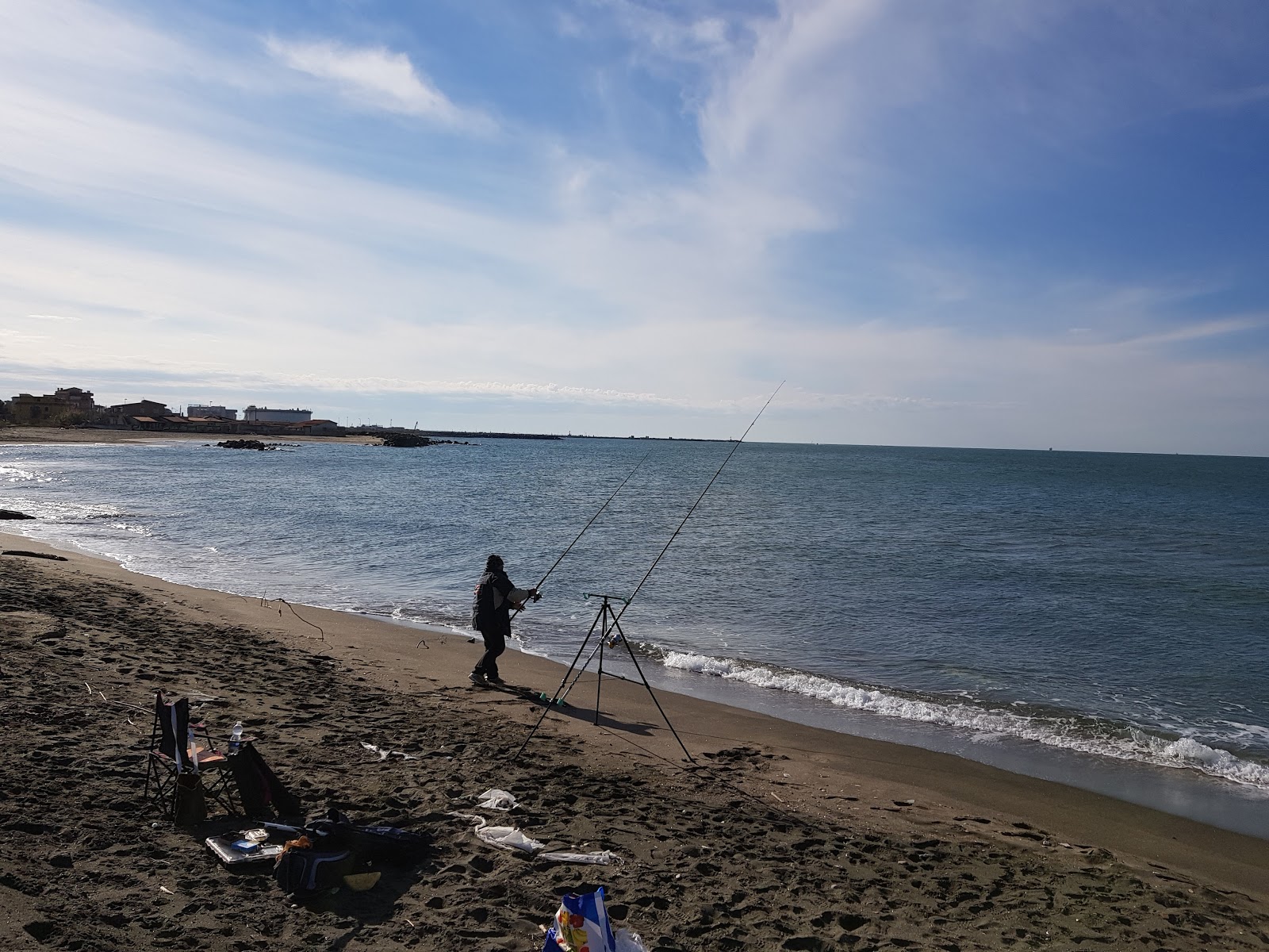 Valokuva Spiaggia Di Coccia Di Mortoista. pinnalla sininen vesi:n kanssa