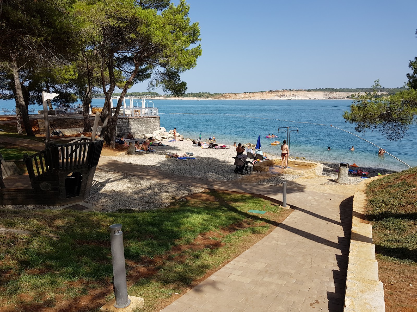 Foto di Lanterna beach con una superficie del piccoli ciottoli beige