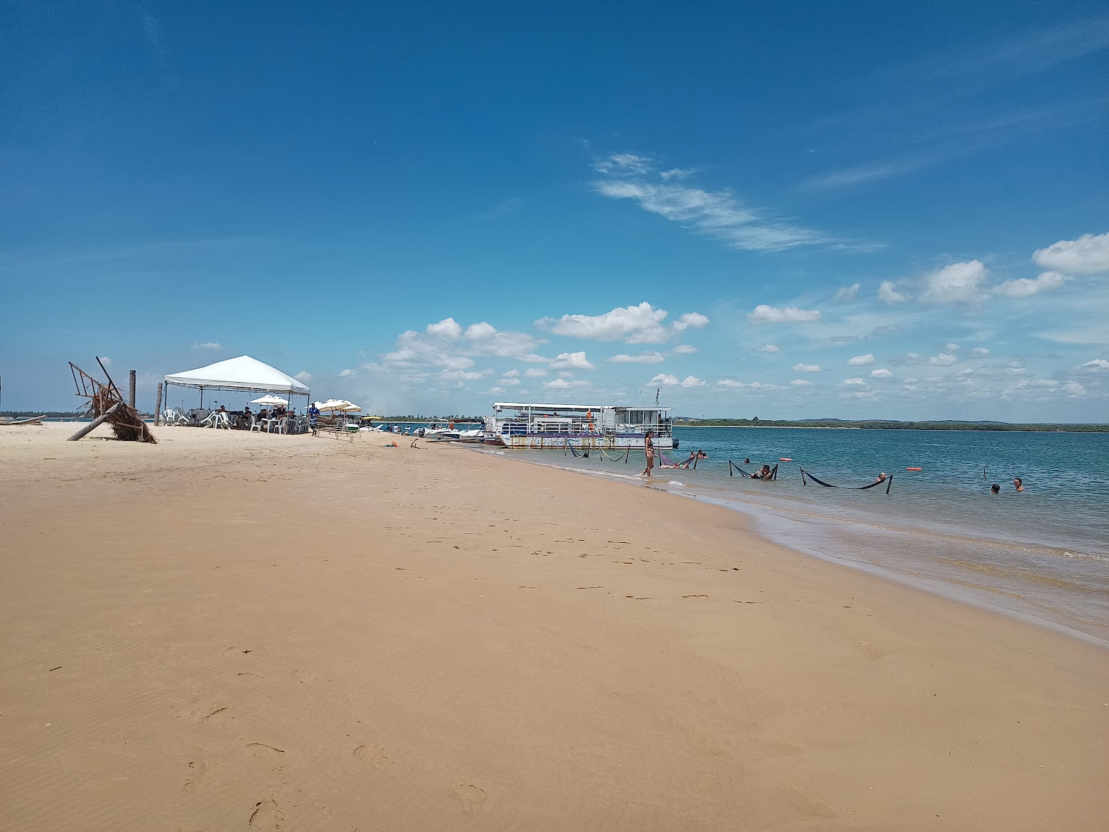 Foto von Ilha dos Namorados Beach mit beiger sand Oberfläche