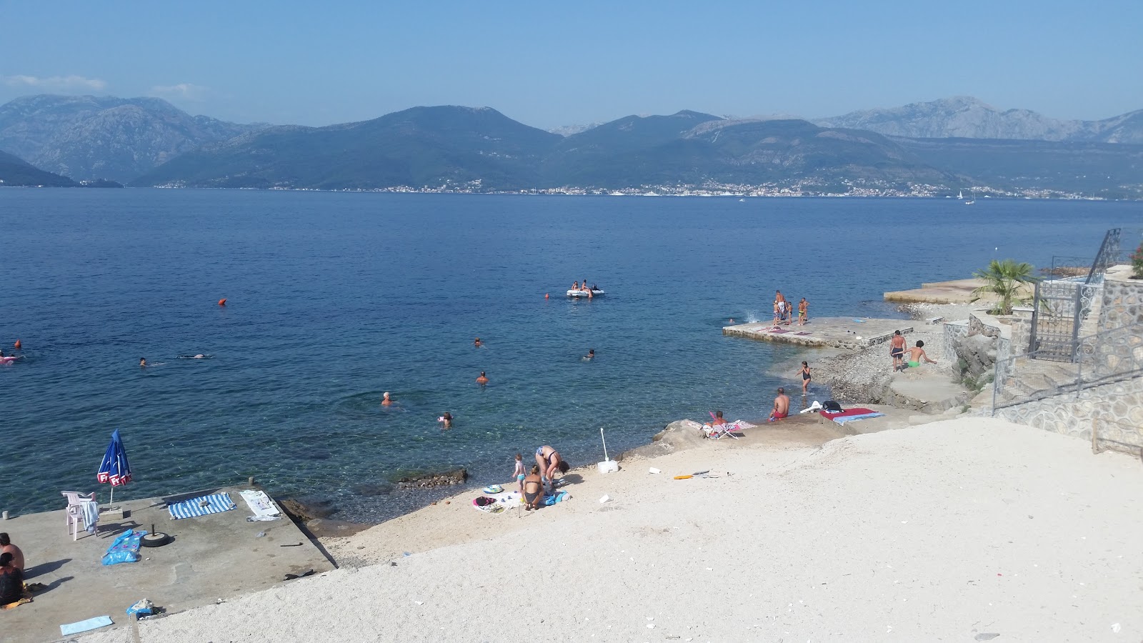 Foto von Krasici Beach mit graue kiesel Oberfläche