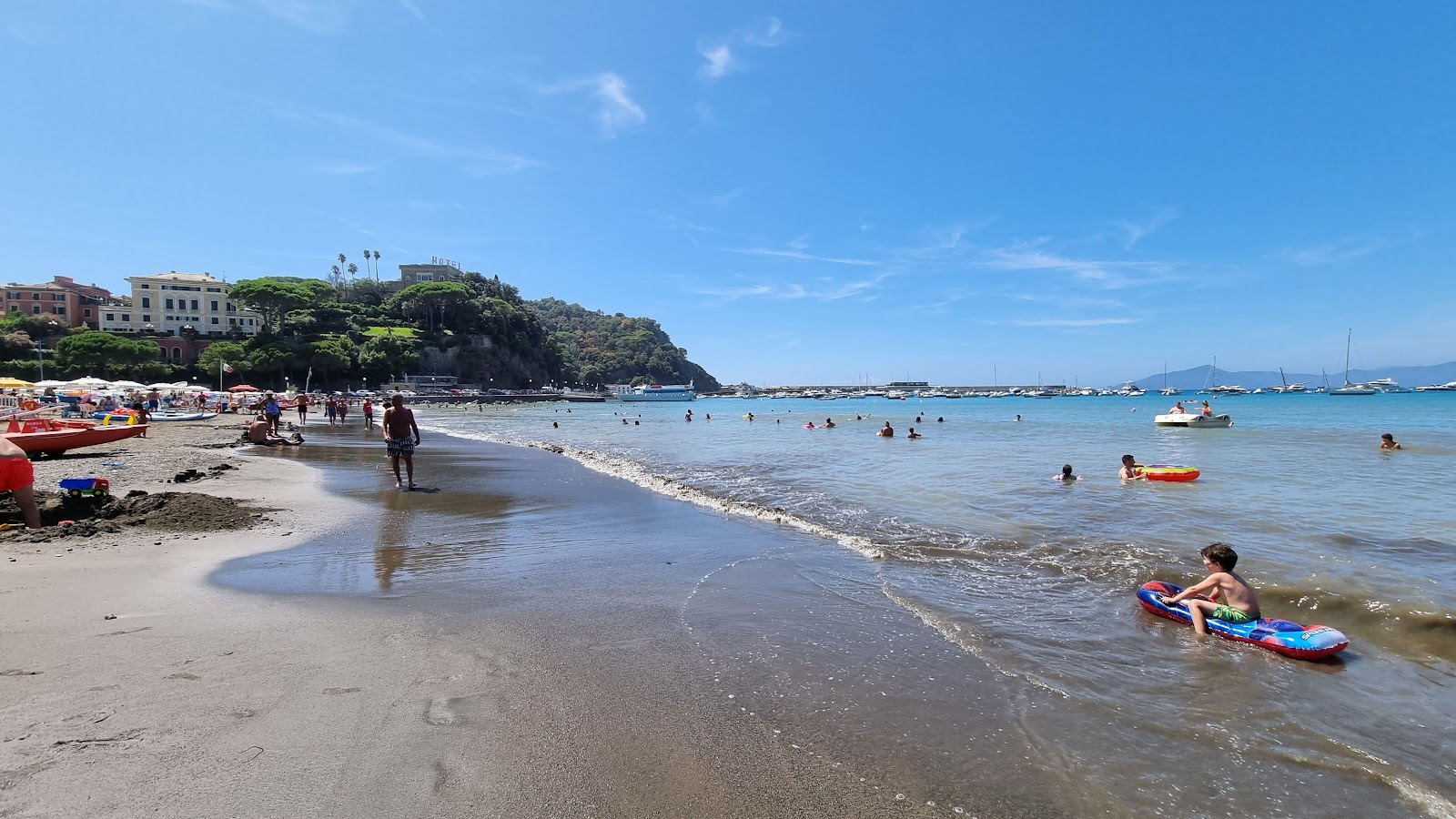 Valokuva Spiaggia Sestri Levanteista. pinnalla kevyt hieno kivi:n kanssa