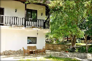 Къща за гости Искрица и Сияйница image