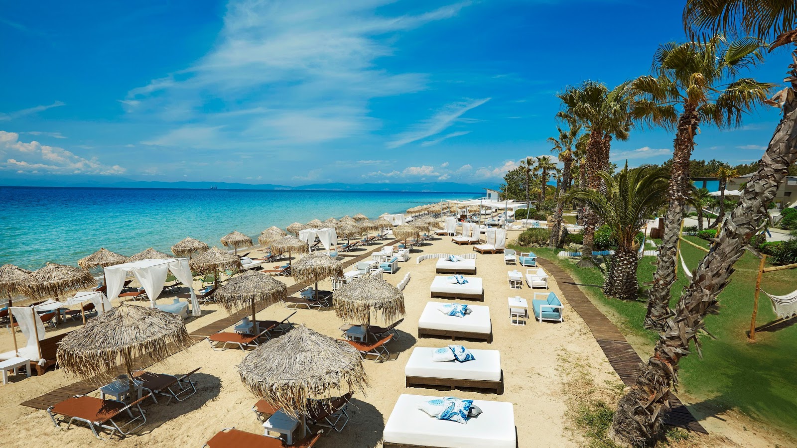 Foto di Paralia Dasilio con una superficie del sabbia beige