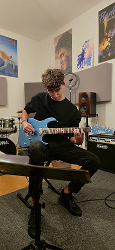 Opinii despre Szkoła Muzyczna Black Cat Division - Nauka śpiewu i gry na instrumentach în Elbląg - Szkoła