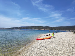 Budihovac Beach'in fotoğrafı - rahatlamayı sevenler arasında popüler bir yer