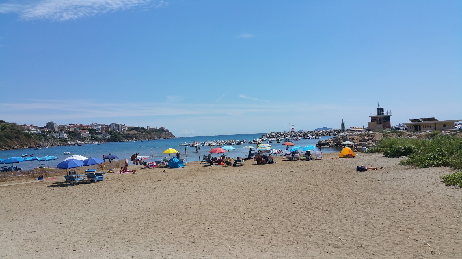 Photo de Spiaggia Salivoli avec un niveau de propreté de partiellement propre