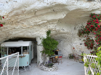DÉJÀ VU café dans les grottes à La Roche-Guyon