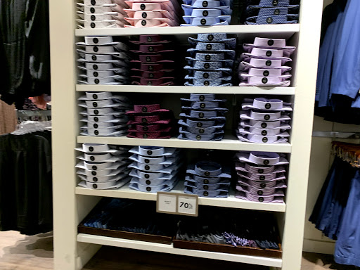 Clothing Store «Banana Republic Factory Store», reviews and photos, 1911 Chestnut St, Philadelphia, PA 19103, USA