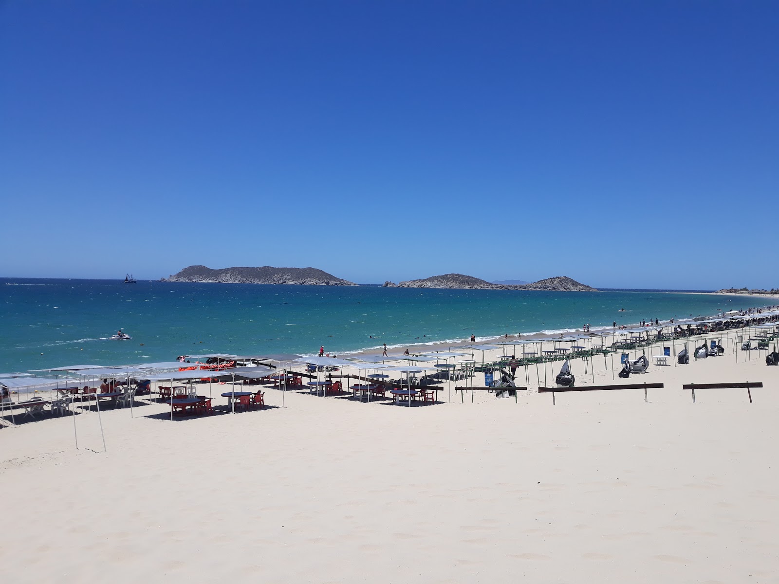 Foto von Los Algodones beach und die siedlung