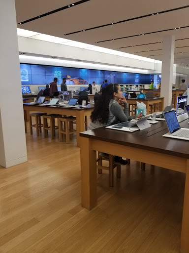 Computer Store «Microsoft Store - Tysons Corner Center», reviews and photos, 1961 Chain Bridge Rd, Tysons, VA 22102, USA